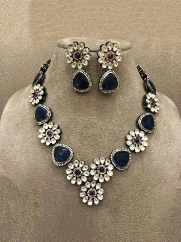 Modern choker necklaces and pendants for edgy, contemporary jewelry styles -Flower Kundan Stone Necklace