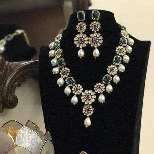 Black diamond pendant necklaces for women looking for luxurious and dark elegance -Flower Motif Long Necklace